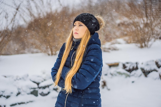 De vrouw was erg bevroren in de winter onder sneeuwval Winterproblemen