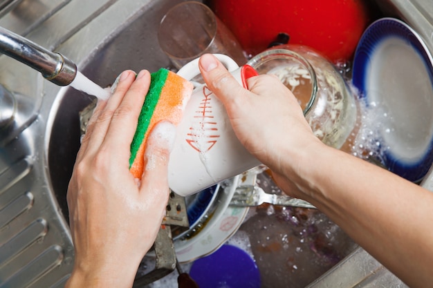 De vrouw wast waren op de keuken