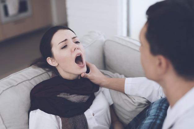 De vrouw werd ziek en belde de dokter thuis