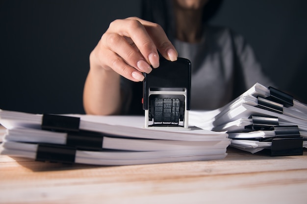 De vrouw zet de datum op het document