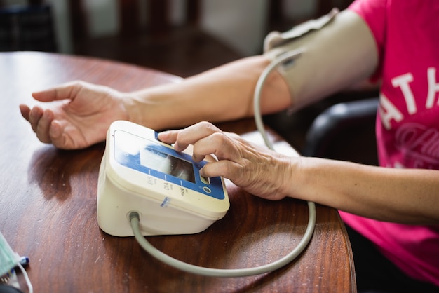 De vrouw zorgt voor haar gezondheid door haar bloeddruk te controleren