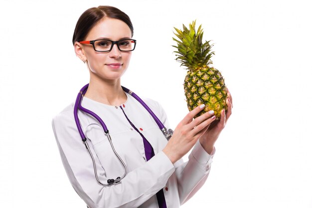 De vrouwelijke ananas van de voedingsdeskundigegreep in haar handen op wit