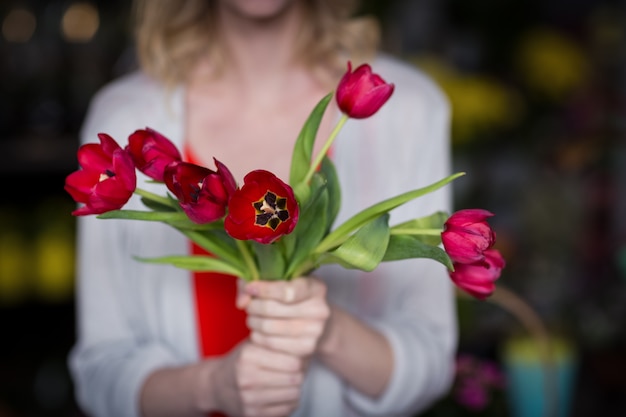 De vrouwelijke bos van de bloemistholding van bloem in bloemenwinkel