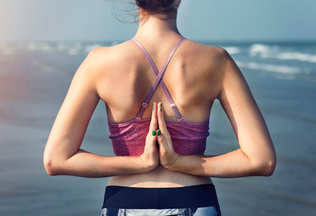 De vrouwelijke het Mediteren Yoga stelt Strandconcept