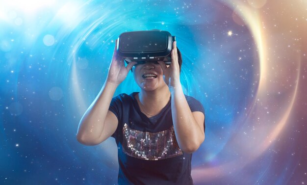 De vrouwen die een virtual reality-bril dragen met een verbazingwekkende kosmische futuristische ruimte virtuele beeldachtergrond
