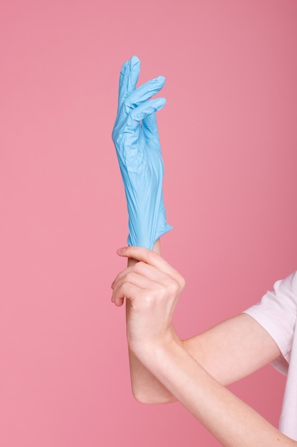 Foto de vrouwen dienen blauwe medische beschikbare handschoenen in