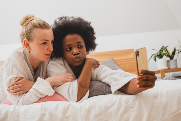 De vrouwen hebben een live uitzending in de spa