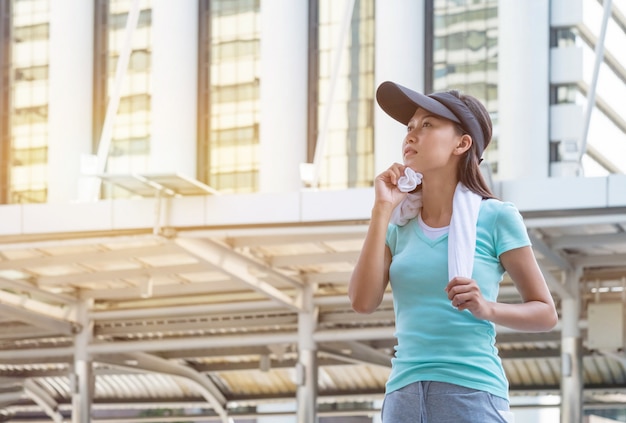 Foto de vrouwenagent die van ochtend jonge sporten op stadsweg lopen