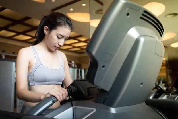 De vrouwengang van de sport op cardiomachine bij de gymnastiek