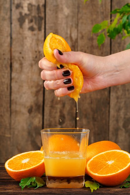 De vrouwenhand drukt dicht omhoog jus d'orange