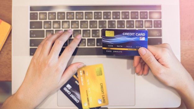 De vrouwenhand houdt creditcard, online winkelend