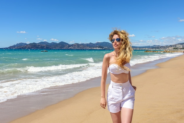 De vrouwenportret van de blonde bij het strand in cannes, frankrijk