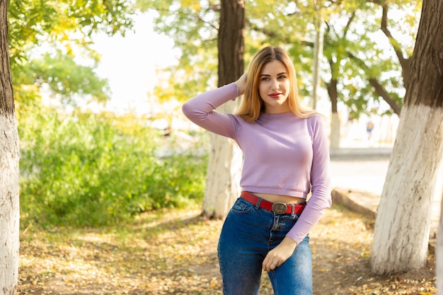 De vrouwenportret van de herfst in openlucht bij het park