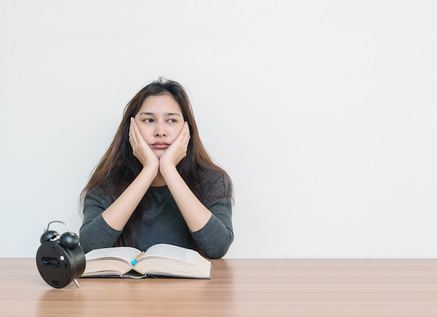 De vrouwenzitting van de close-up voor las een boek met bored emotie