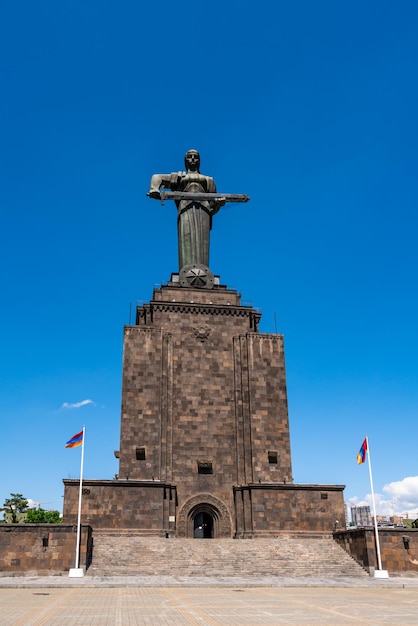 De vrouwstandbeeld van moederarmenië met de architectuur van de zwaardsovjetunie in Yerevan Armenië