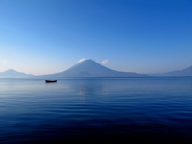 De vulkaan op atitlan-meer in guatemala