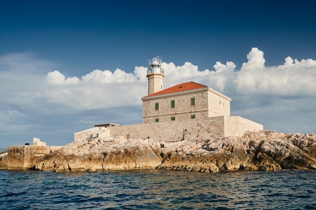 De vuurtoren op het eiland in Kroatië