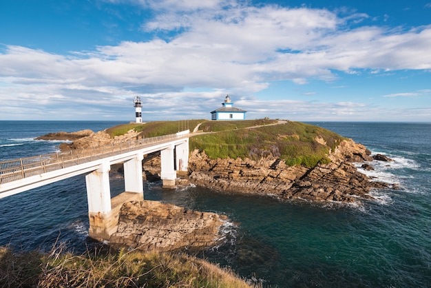 De vuurtoren van het Panchaeiland in Ribadeo-kustlijn, Galicië, Spanje.