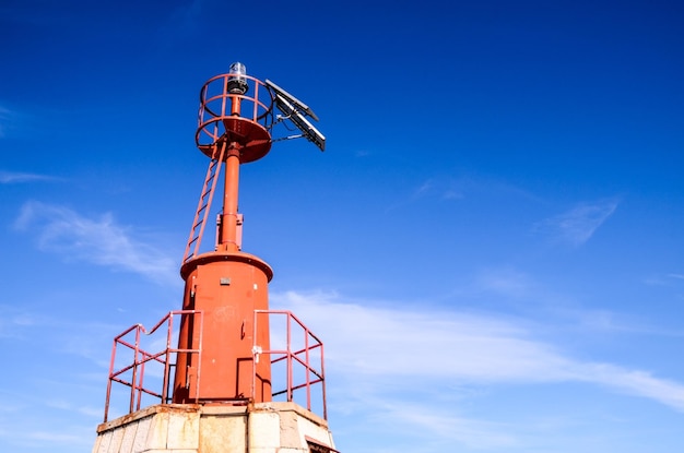 De vuurtoren van rood staal in de buurt van Sottomarina Venetië