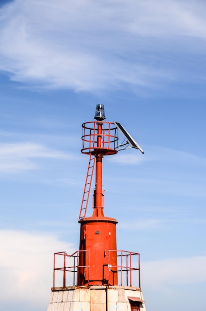 De vuurtoren van rood staal