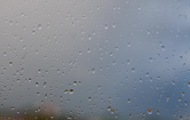 De waterdruppels op het glas zijn regendruppels.