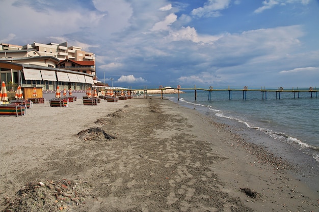 De waterkant van de Adriatische zee in Durres, Albanië