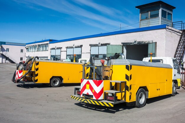 De watertankers van het vliegtuig op de parkeerplaats bij de garages