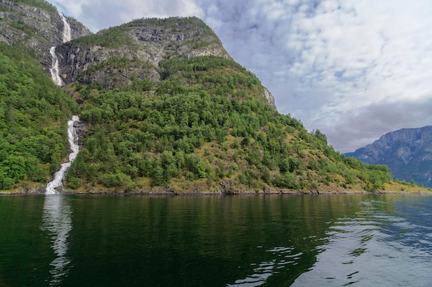 De waterval langs de fjord