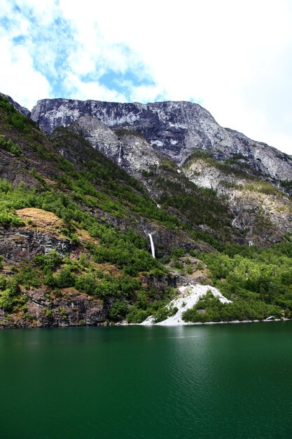 De waterval op Sognefjord Noorwegen