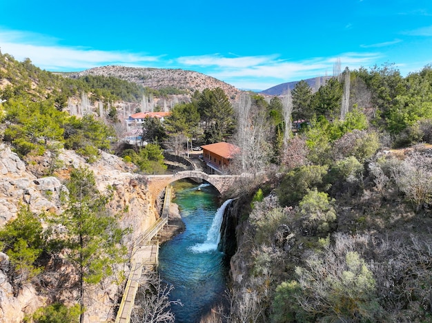 De watervallen en rivieren van Turkije. Historische stenen brug en waterval. Clandras-brug en Clandras-waterval. Usak, Turkije