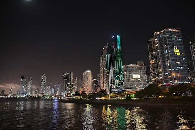 De weergave van wolkenkrabbers aan de kust van Panama-stad