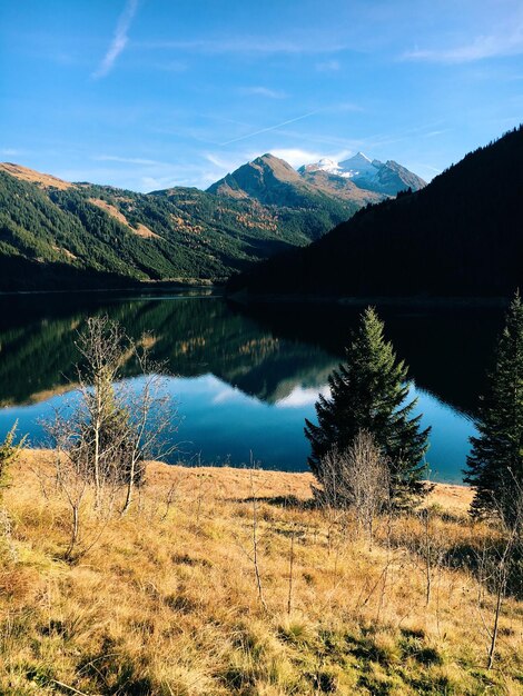 Foto de weerspiegeling van bergen in een rustig meer