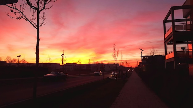 Foto de weg bij zonsondergang