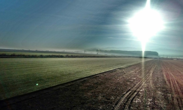 De weg die door het veld loopt