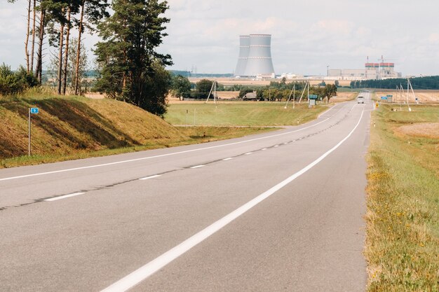 De weg die leidt naar de kerncentrale in het district Ostrovets