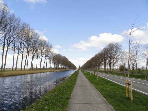 Foto de weg door het kanaal tegen de lucht