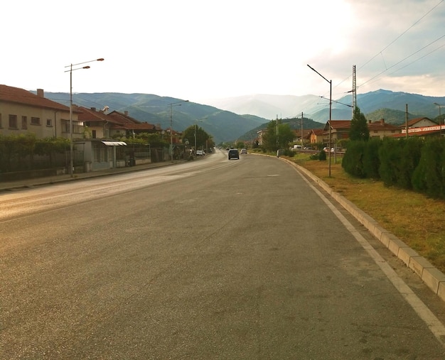 De weg gaat naar de bergen Mooi landschap in Bulgarije