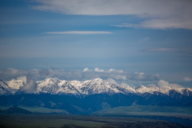 De weg in de bergen van kazachstan