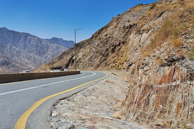 De weg in de kloof van de regio Asir, Saudi-Arabië