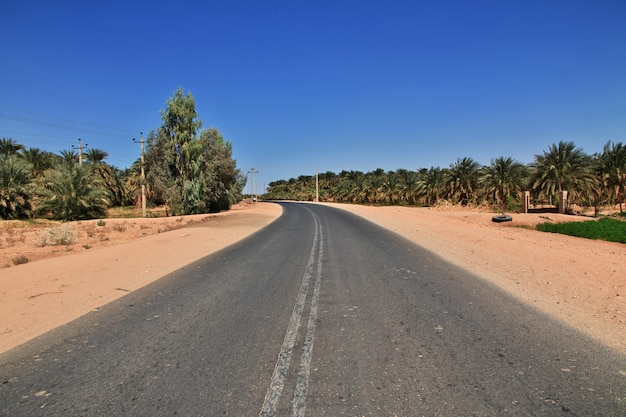 De weg in de Sahara woestijn, Soedan