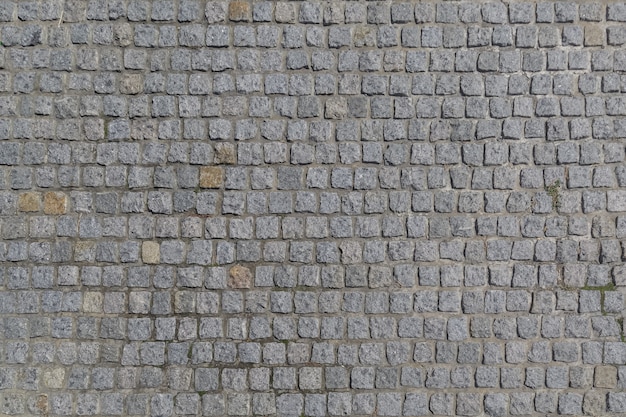 De weg is geplaveid met granieten stenen