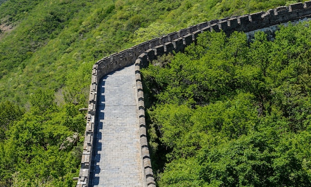 De weg langs de bovenkant van de vestingmuur van de beschermende muur met kantelen