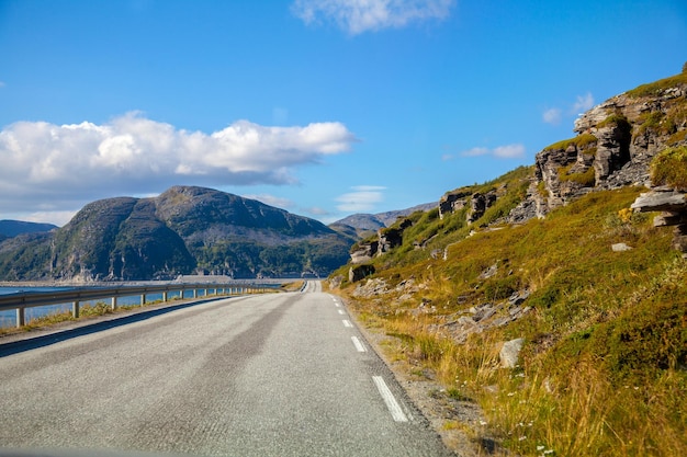 De weg langs de fjord De weg naar de Noordkaap Noorwegen