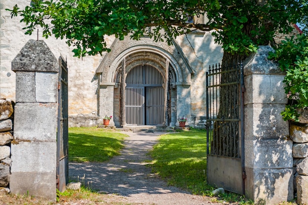 Foto de weg leidt naar de ingang van de kerk. de sint-maartenskerk is de oudste kerk van estland