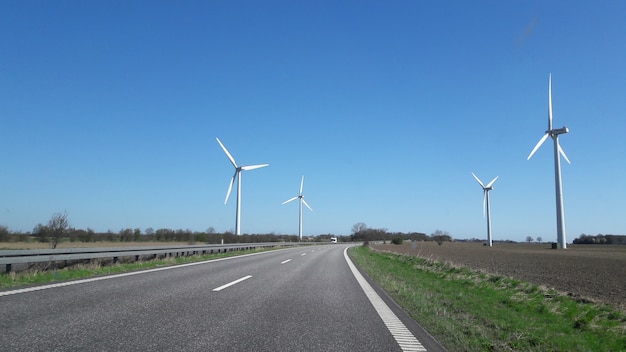 De weg met windturbine bevindt zich in het gebied