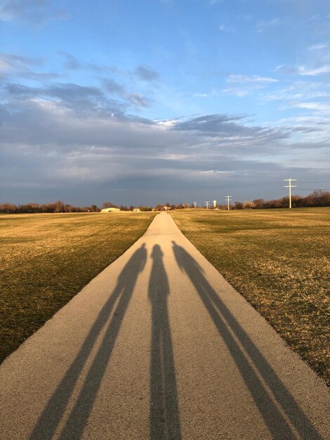 Foto de weg midden in het veld tegen de lucht.