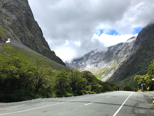 De weg naar de bergen die leidt naar Milford Sound Nieuw-Zeeland