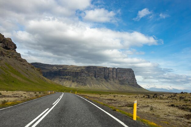 De weg naar de bergen tegen de lucht in IJsland