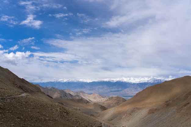 Foto de weg naar de noordelijke berg van de indiase himalaya (ihr) is het gedeelte van de himalaya