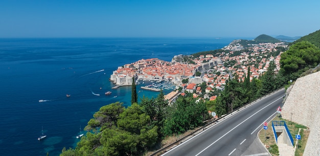 De weg naar de oude binnenstad van Dubrovnik in Kroatië